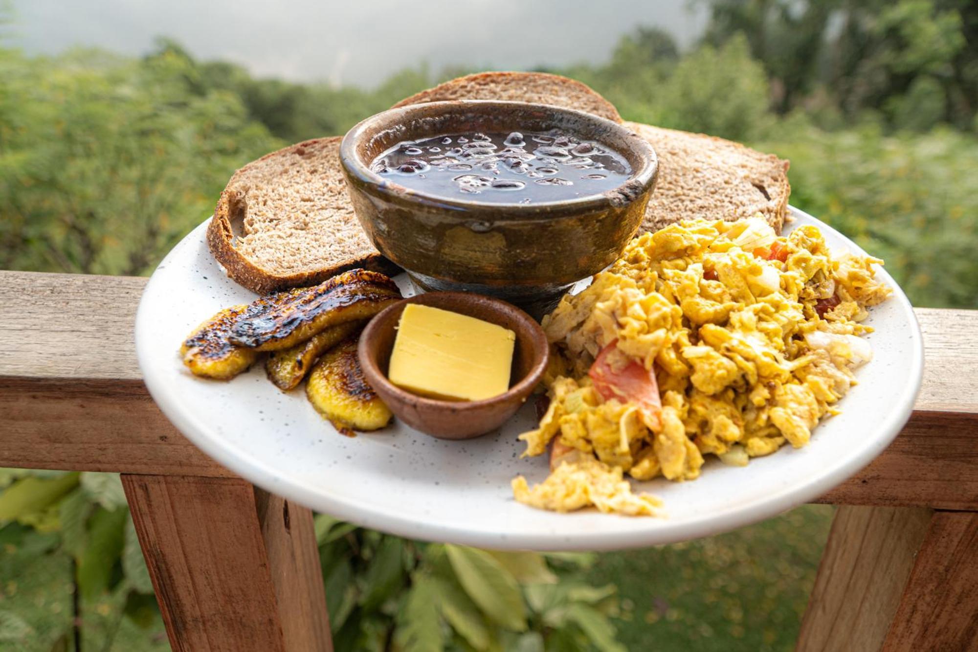 Mountain Nest Bed & Breakfast Lanquin Exterior photo